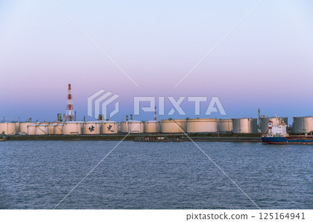 [Sunflower Sapporo: Industrial complex in front of the Tomakomai Ferry Terminal] 125164941