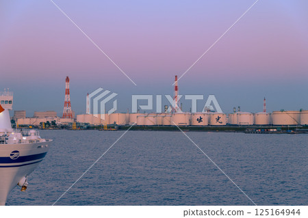 [Sunflower Sapporo: Petrochemical complex and Pacific ferry before departure from Tomakomai Ferry Terminal] 125164944
