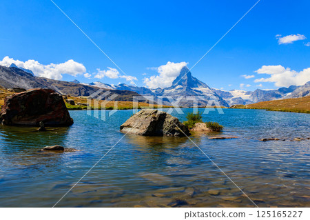 View of Stelli Lake (Stellisee) and Matterhorn mountain at summer in Zermatt, Swiss Alps, Switzerland 125165227
