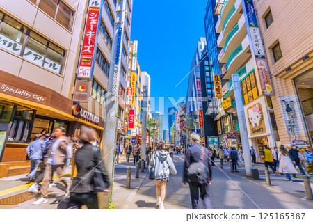 四月，日本東京城市景觀。俯瞰16號池袋站前繁華的購物區 125165387