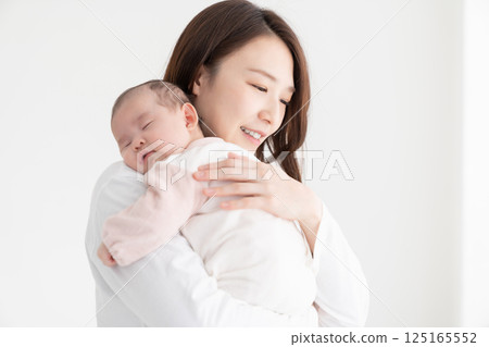 Mother and baby 125165552