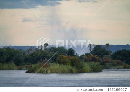 從辛巴威贊比西河看到的維多利亞瀑布 125166027