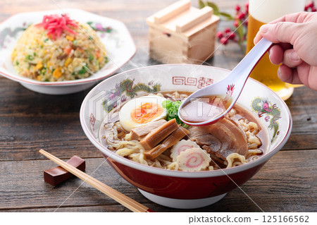 soy source ramen  125166562