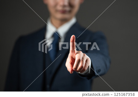 穿西裝的年輕人商業形象 穿西裝的年輕人商業形象 125167358