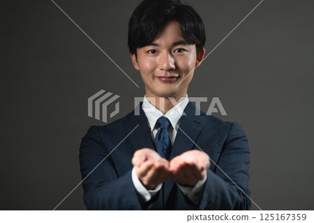 穿西裝的年輕人商業形象 穿西裝的年輕人商業形象 125167359