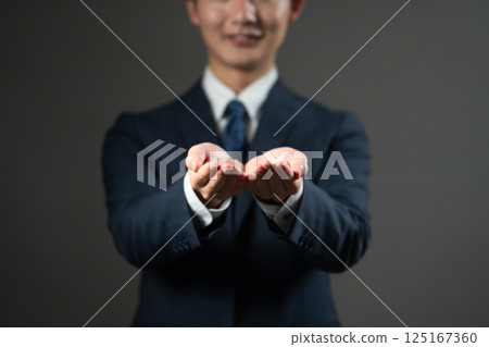 穿西裝的年輕人商業形象 125167360