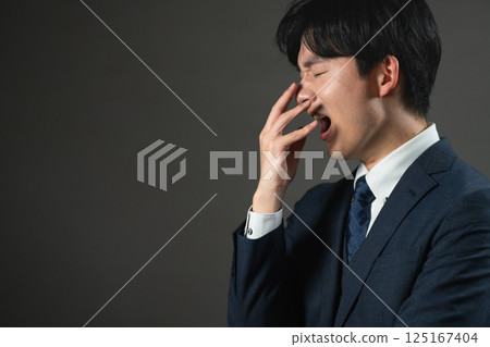 穿西裝的年輕人商業形象 穿西裝的年輕人商業形象 125167404