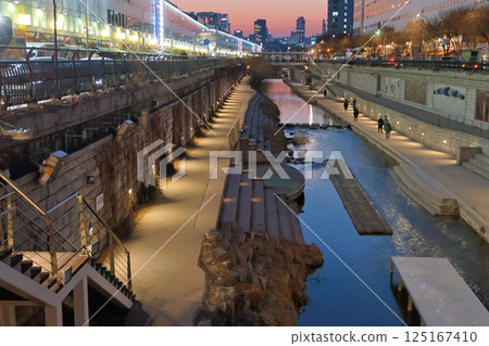 韓國南大門附近河邊的日落美景 125167410