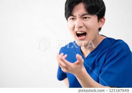 一名身穿醫用手術服的年輕人 一名身穿醫用手術服的年輕人 125167649