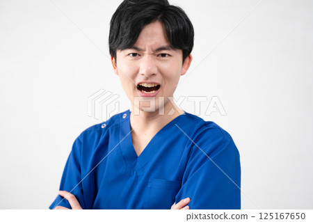 一名身穿醫用手術服的年輕人 一名身穿醫用手術服的年輕人 125167650