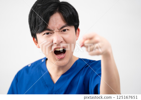 一名身穿醫用手術服的年輕人 125167651