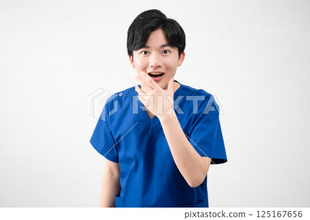 一名身穿醫用手術服的年輕人 一名身穿醫用手術服的年輕人 125167656
