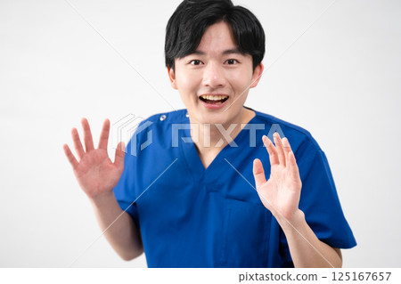 一名身穿醫用手術服的年輕人 一名身穿醫用手術服的年輕人 125167657