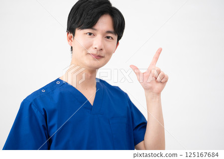 一名身穿醫用手術服的年輕人 一名身穿醫用手術服的年輕人 125167684