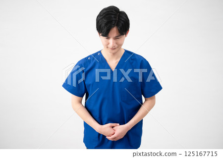 一名身穿醫用手術服的年輕人 125167715