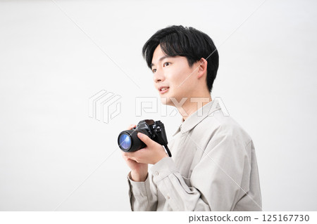拿著底片相機的年輕人 125167730