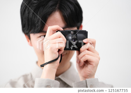 拿著底片相機的年輕人 125167735