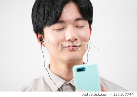 年輕人用有線耳機聽音樂 125167744