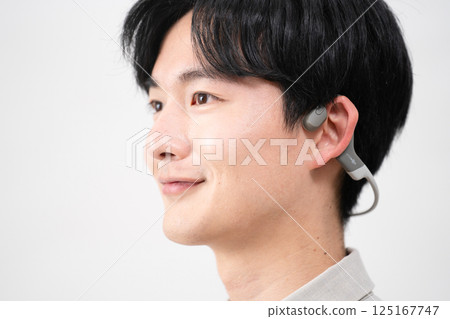 聽到與無線耳機的音樂的年輕人 125167747