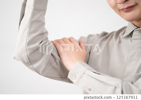 穿著長袖襯衫的年輕人生活方式形象 125167911