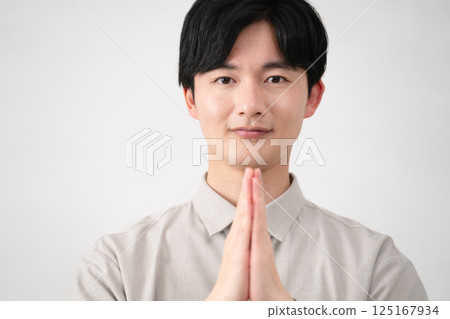 穿著長袖襯衫的年輕人生活方式形象 穿著長袖襯衫的年輕人生活方式形象 125167934