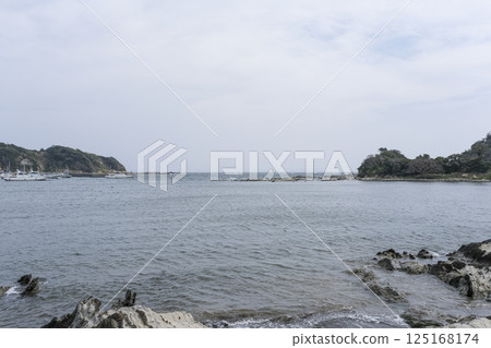 隔著惠那灣眺望三浦市幕口漁港 125168174