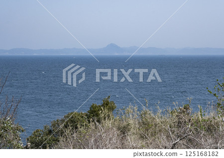 從劍崎燈塔眺望東京灣和對岸的千葉山脈 從劍崎燈塔眺望東京灣和對岸的千葉山脈 125168182