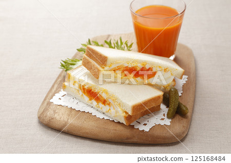 Plenty of egg sandwich 125168484