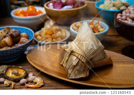 傳統台灣粽子與各式食材展示 傳統台灣粽子與各式食材展示 125168543
