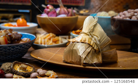傳統台灣粽子與各式食材展示 傳統台灣粽子與各式食材展示 125168548
