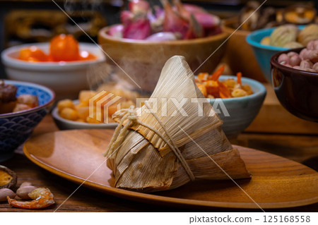 傳統台灣粽子與各式食材展示 傳統台灣粽子與各式食材展示 125168558