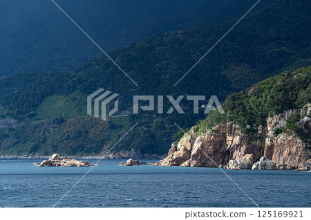 裸露的岩層、海岸的懸崖、瑤島的風景 125169921