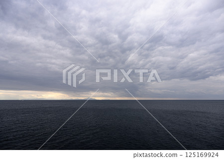 烏雲覆蓋天空和地平線 烏雲覆蓋天空和地平線 125169924