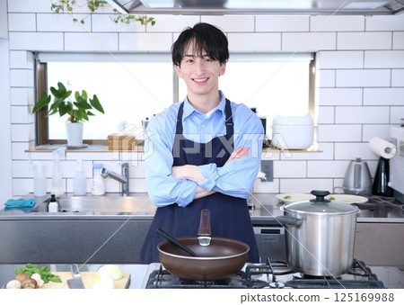 男人廚房煮飯圖片 125169988