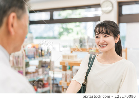 女顧客在藥局或藥局與藥劑師交談 125170096