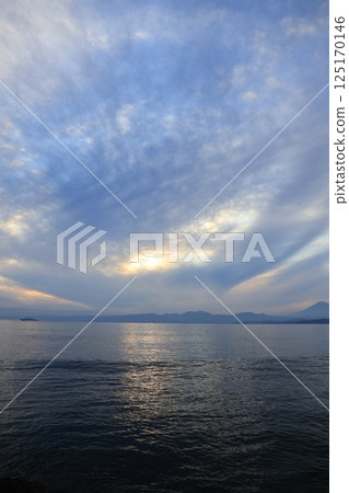 從片瀨漁港西側散步道眺望日落後變藍的富士山 125170146