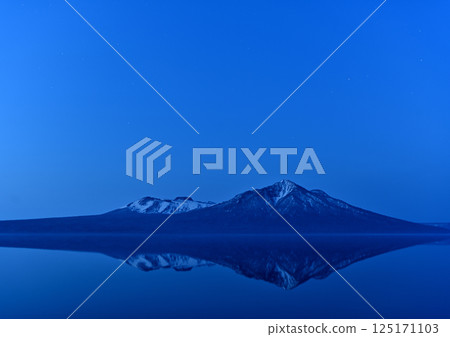 Mt. Tarumae and Mt. Fuppushi reflected on the lake at dawn in spring Mt. Tarumae and Mt. Fuppushi reflected on the lake at dawn in spring 125171103