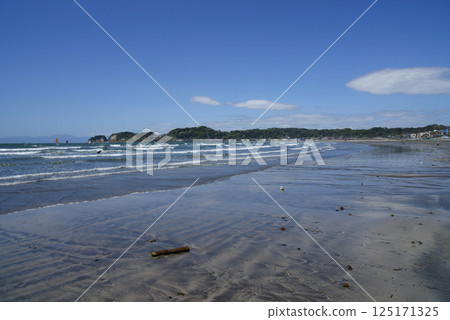 Zaimokuza Beach at low tide 125171325