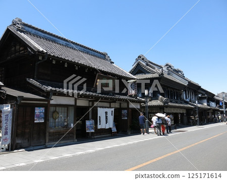 川越市一番街(龜屋永泉、東峰山和、町館、深善附近)的倉庫林立的街道 川越市一番街(龜屋永泉、東峰山和、町館、深善附近)的倉庫林立的街道 125171614