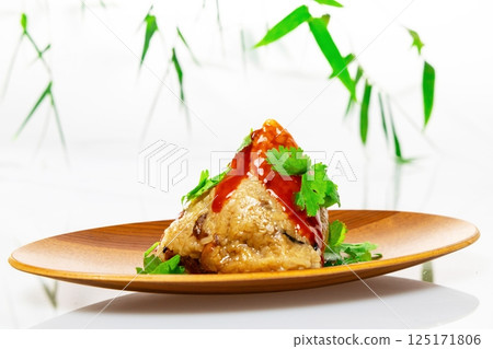 美味的粽子佐以醬汁和香菜 125171806