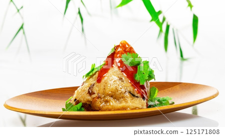 美味的粽子佐以醬汁和香菜 125171808