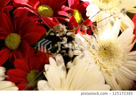 An Exquisite and Beautiful Floral Arrangement Featuring Stunning Red and White Flowers An Exquisite and Beautiful Floral Arrangement Featuring Stunning Red and White Flowers 125172385