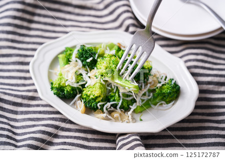 Broccoli and Shirasu Stir-fried with Garlic 125172787
