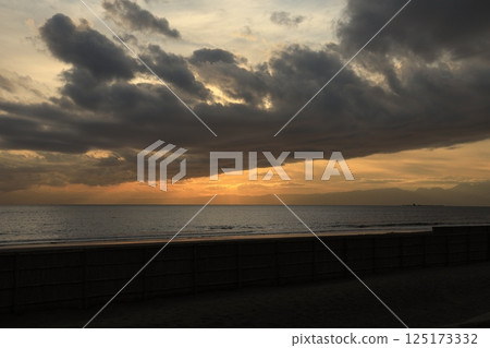 藤澤餛飩海灘的傍晚海景和雲彩 藤澤餛飩海灘的傍晚海景和雲彩 125173332