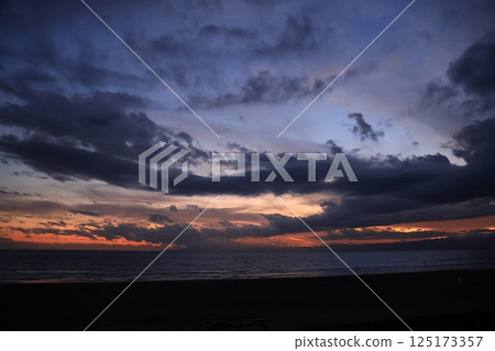 藤澤餛飩海灘的傍晚海景和雲彩 125173357