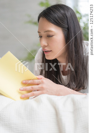 美麗的女人在床上看書 |學習 |嗜好 |健康生活形象|幸福女孩 |福利 125174253