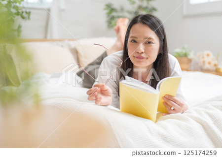 美麗的女人在床上看書 |學習 |嗜好 |健康生活形象|幸福女孩 |福利 125174259