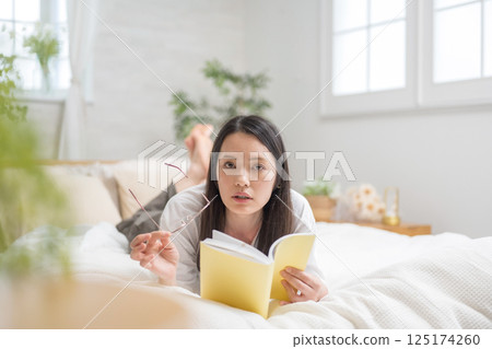 美麗的女人在床上看書 |學習 |嗜好 |健康生活形象|幸福女孩 |福利 125174260