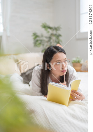美麗的女人在床上看書 |學習 |嗜好 |健康生活形象|幸福女孩 |福利 125174263
