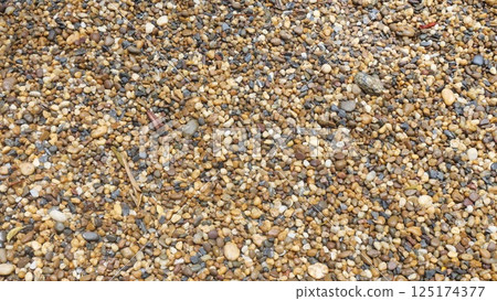 Round gravel ground in brown and black tones 125174377